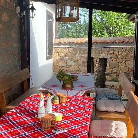 Стаи За Гости ”Чакаловата Къща” Holiday home